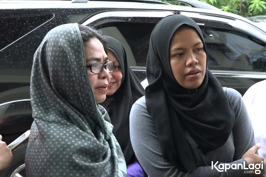 Ibunda Risty Tagor sama sekali belum bisa ikhlas terkait mahar yang ternyata merupakan pinjamannya saat Stuart menikah. ©KapanLagi.com/Vj Ade