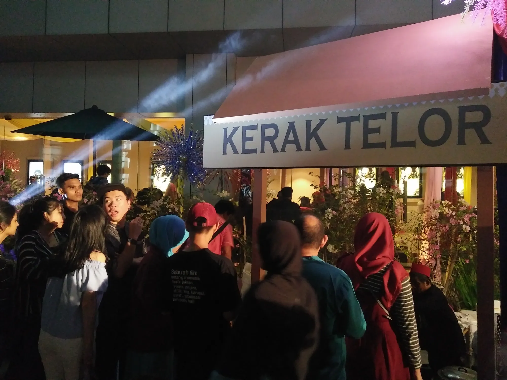 Kerak telor, salah satu jajanan yang ada di gala premiere SI DOEL THE MOVIE © KapanLagi.com®/Nuzulur Rakhmah