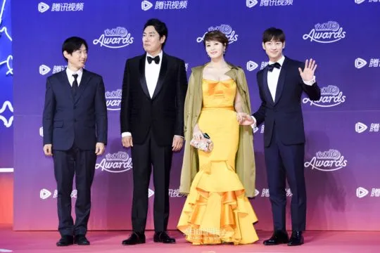 Bintang Signal yang berpose di red carpet tvN10 Awards sebelum menerima penghargaan. ©soompi.com