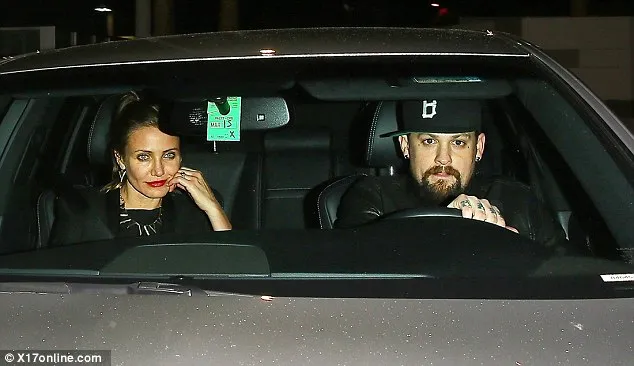 Sampai mau berangkat pun Cameron Diaz masih senyum-senyum sendiri. Benji Madden memang mantap! ©dailymail.co.uk/x17.online.com