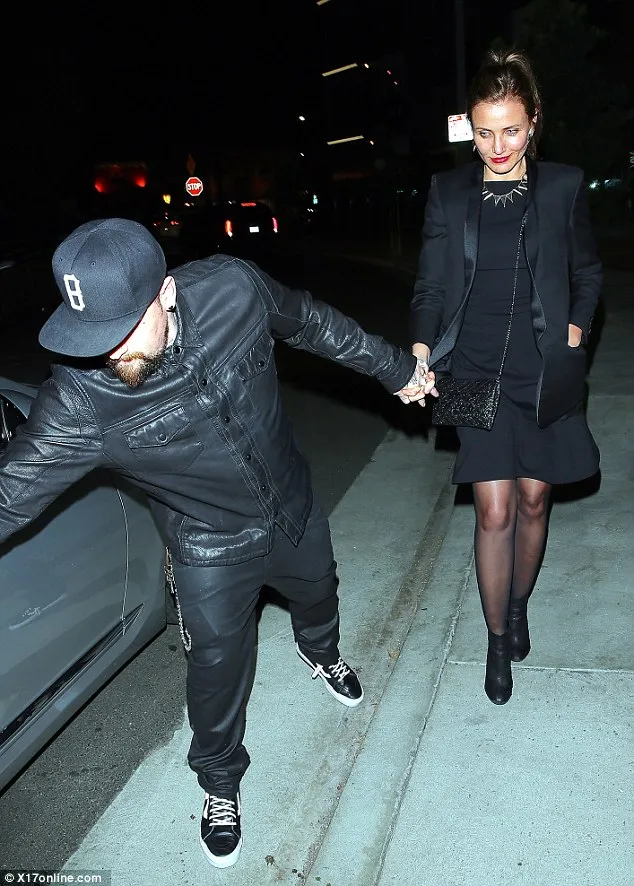 Ini dia sikap gentleman Benji yang bikin Cameron Diaz klepek-klepek ©dailymail.co.uk/x17.online.com