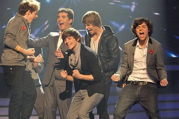 Momen kebersamaan One Direction dengan Simon Cowell @www.mirror.co.uk 