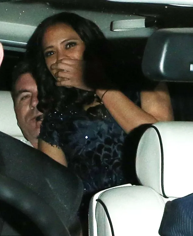 Simon Cowell dan wanita misterius @ dailymail.co.uk