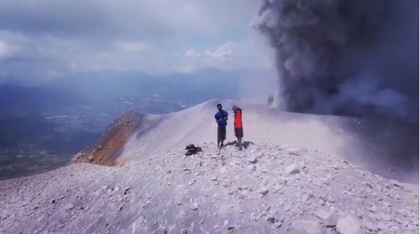 Dua orang bule mendaki Gunung Sinabung dalam kondisi siaga mengaku bahwa tak ada peringatan yang mencegah mereka naik ke puncak © instagram.com/pixees