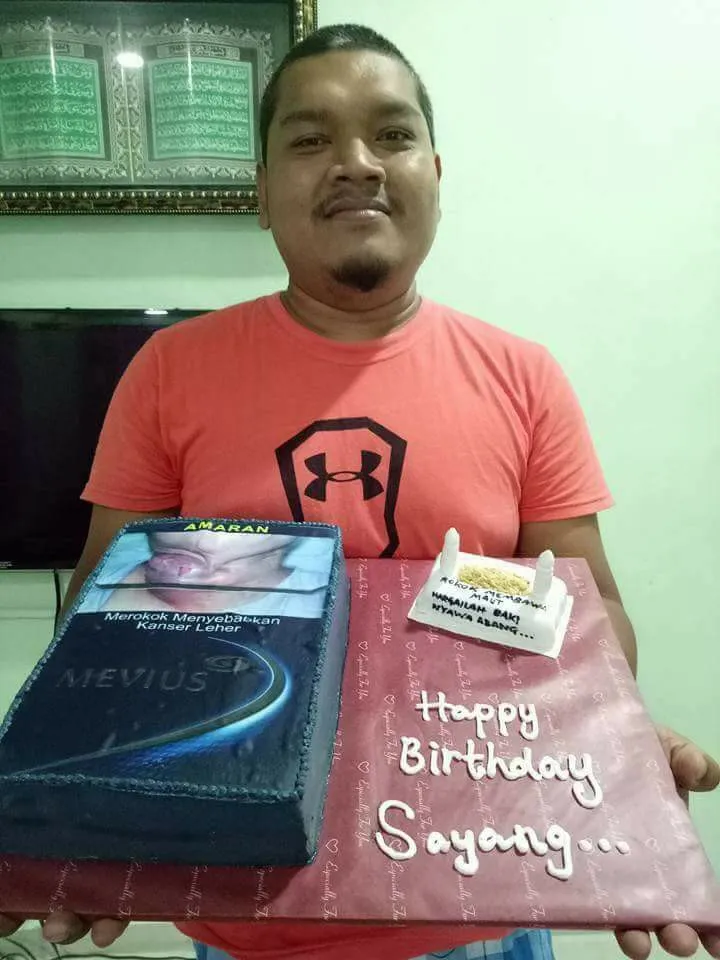 Seorang istri perokok beri suaminya kue ultah berupa bungkus rokok dan kuburan © Facebook.com/Suami Isteri Bahagia