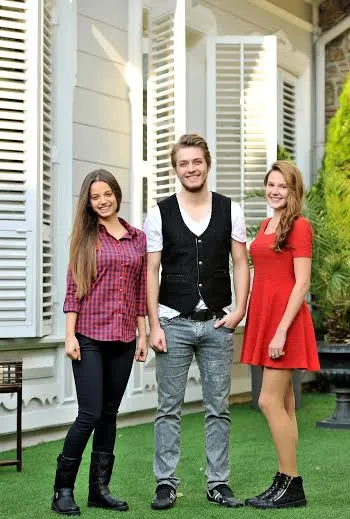 Ini dia sosok Cansu (kiri) dan Hazal (kanan), dua putri yang tertukar © an.tv