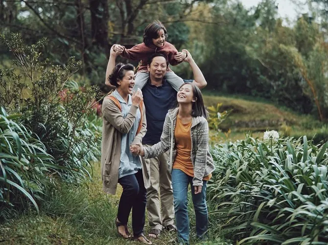 Potret hangat Abah, Emak, Euis dan Ara. (Courtesy of Visinema Pictures)