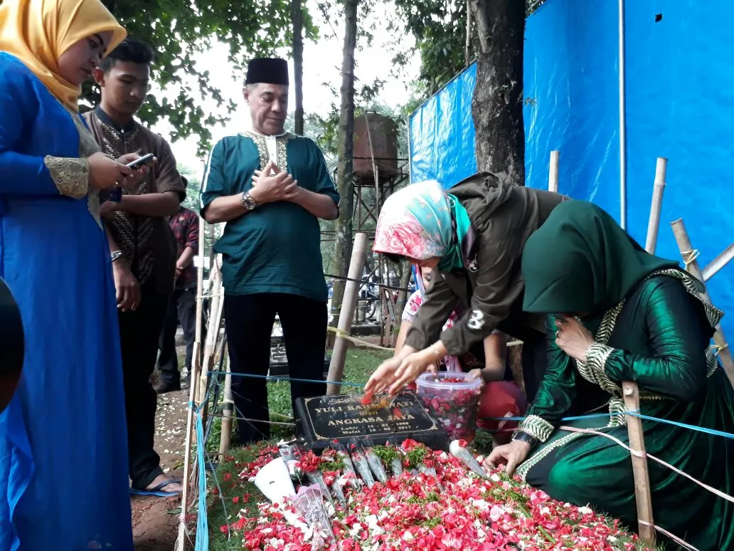 Keluarga Julia Perez datang ke makam untuk menabur bunga dan menyiramnya dengan air yang telah didoakan 150 anak yatim. ® KapanLagi.com/Mathias Purwanto