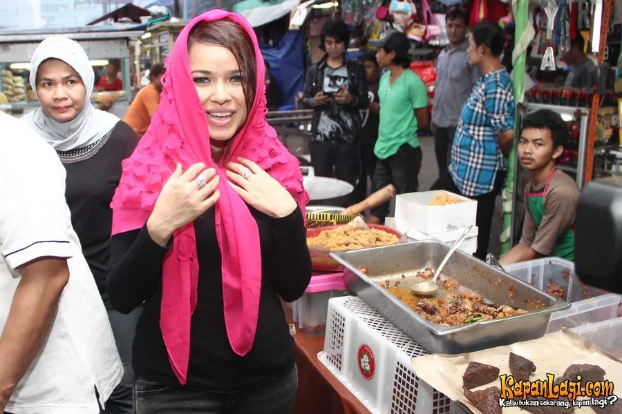 Siti Liza berburu menu buka puasa di Pasar Benhil