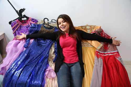 Punya ratusan gaun, Siti Liza bingung menyimpan ©Agus Apriyanto/KapanLagi.com®