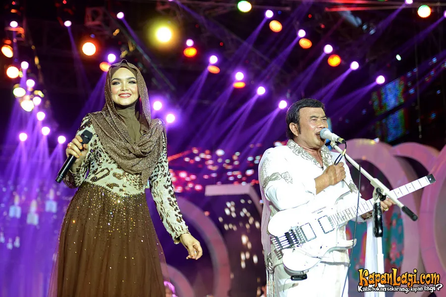 Siti Nurhaliza sempat duet bersama Rhoma Irama dalam acara Persembahan Cinta MNCTV, (20/10). Kapanalagi.com®/Bambang E Ros