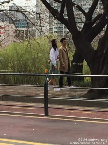 Siwon Super Junior dan Liu Wei saat tertangkap kamera fans sedang berjalan di jalanan penuh bunga sakura. ©soompi.com