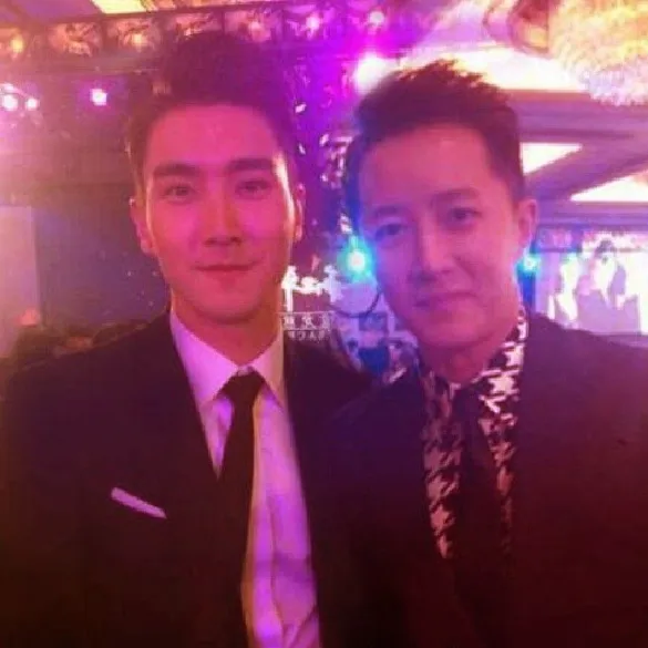 Han Geng dan Siwon bertemu kembali setelah lima tahun melalui pesta ulang tahun Jackie Chan @fanpop.com