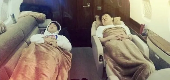 Siwon Super Junior dan Jackie Chan saat tidur di jet pribadi. @soompi.com