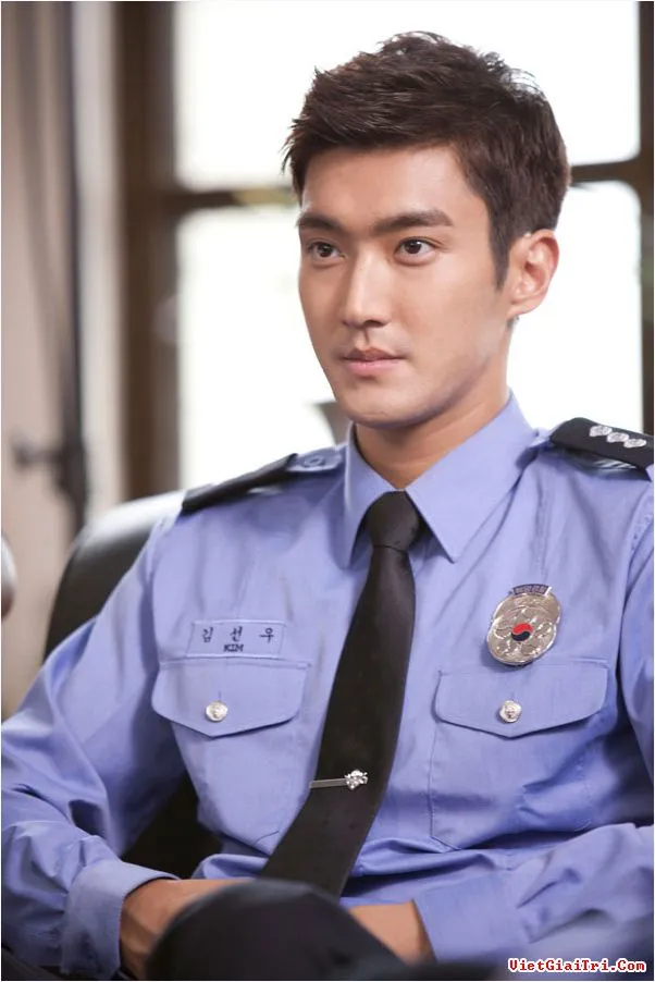 Siwon Super Junior yang akan segera ditugaskan wajib militer di bagian kepolisian. ©vietgiaitri.com