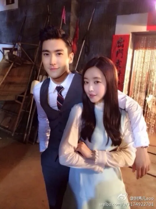 Choi Siwon dan Hong Soo Ah saat break syuting @allkpop.com