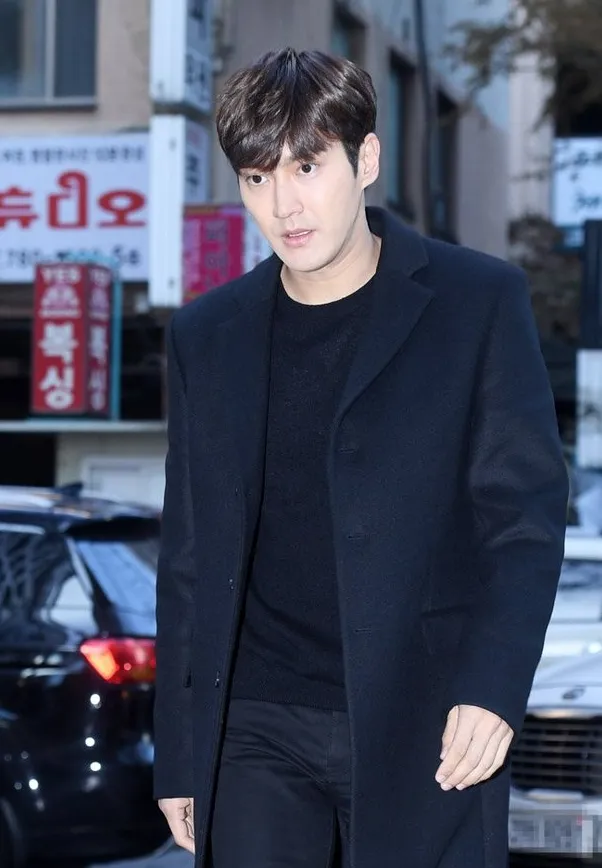 Siwon di pesta perpisahan Revolutionary Love © allkpop.com