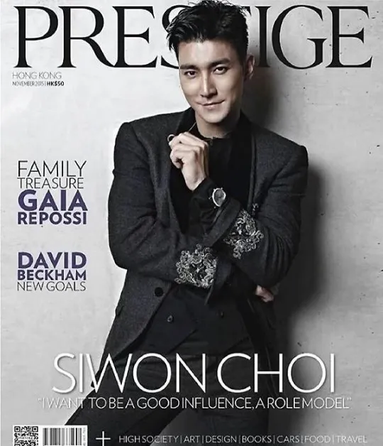 Siwon tampil tanpa brewok saat berpose untuk majalah Hong Kong. © soompi.com