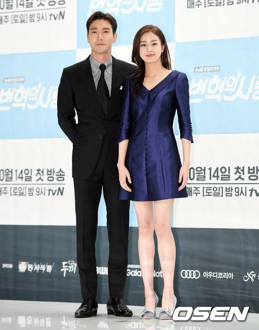Siwon dan Sora di konferensi pers © OSEN