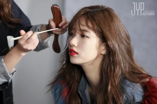 Foto candid Suzy yang begitu lovely. ©JYP Entertainment