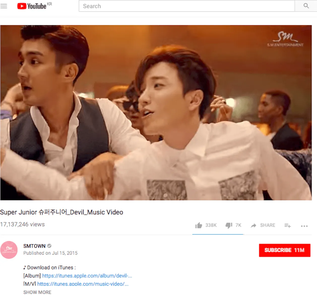 Keakraban mereka diawali saat si cewek nimbrung saat melihat si cowok download MV-nya Suju © koreaboo.com