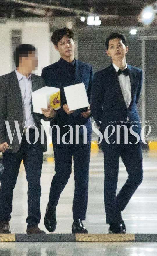 Park Bo Gum berjalan bersama dengan Song Joong Ki © Woman Sense