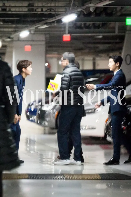 Park Bo Gum terlihat berbincang dengan Song Joong Ki © Woman Sense