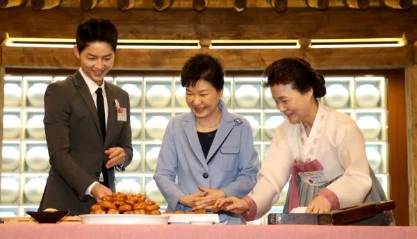 Song Joong Ki dan presiden Park Geun Hye © Yonhap