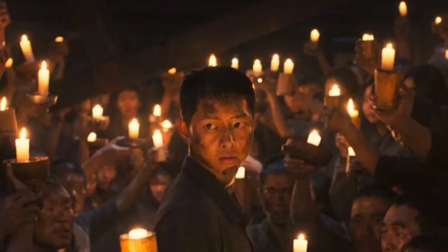 Song Joong Ki dalam THE BATTLESHIP ISLAND © CJ Entertainment