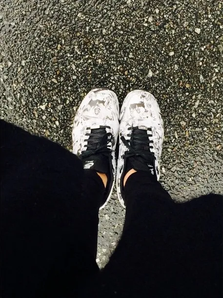 Park Shin Hye ingin menyiram bunga di sepatunya dengan jogging di hari hujan. ©instagram/ssinz7
