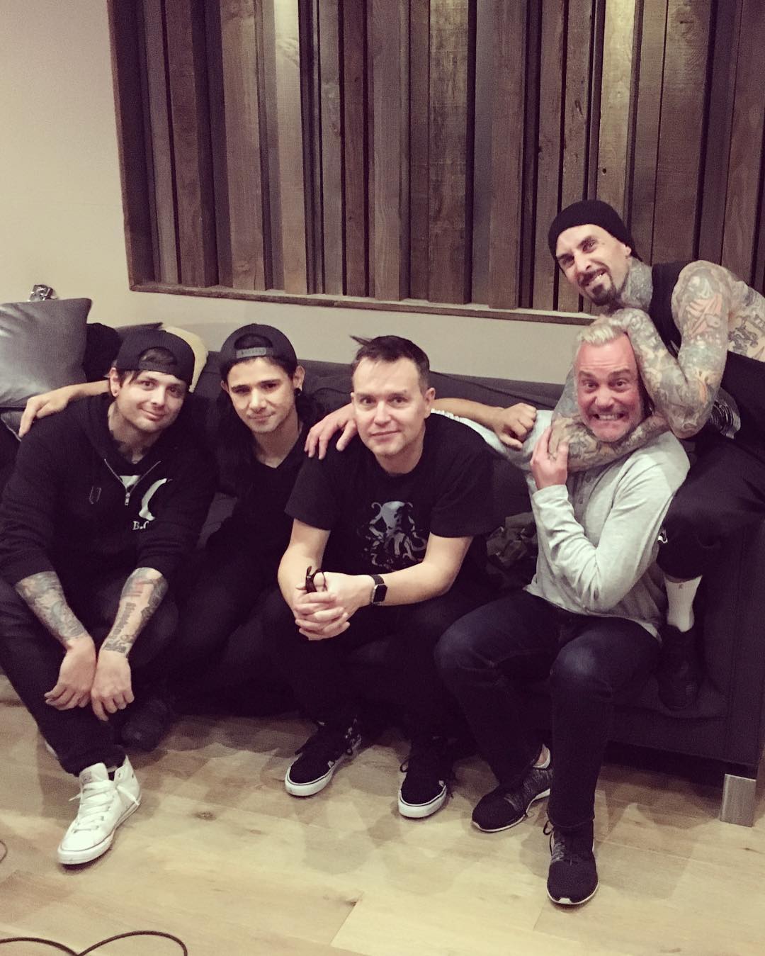 Skrillex, saat berfoto bersama Mark Hoppus, Travis Barker, dan gitarisnya di From First To Last, Matt (paling kiri) © instagram.com/skrillex