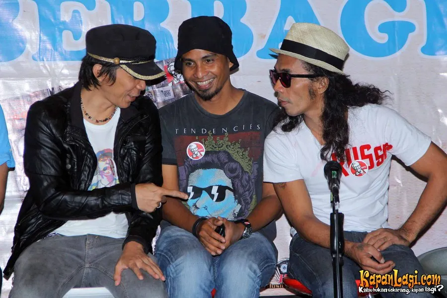 Tiga personel Slank sedang berdiskusi @foto: KapanLagi.com®