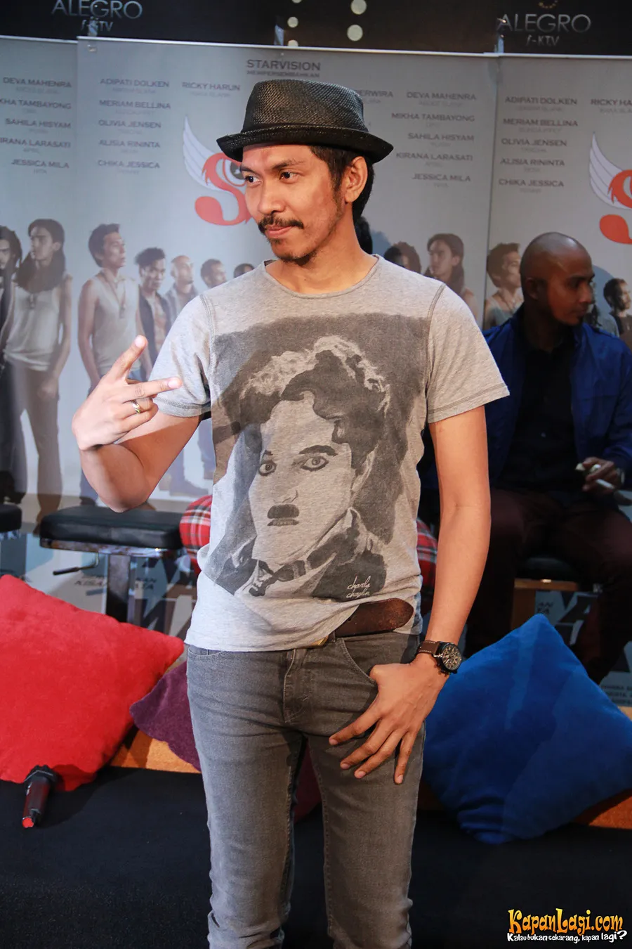 Ridho Slank Melelang Gitar Untuk Manado/@Foto: KapanLagi.com®