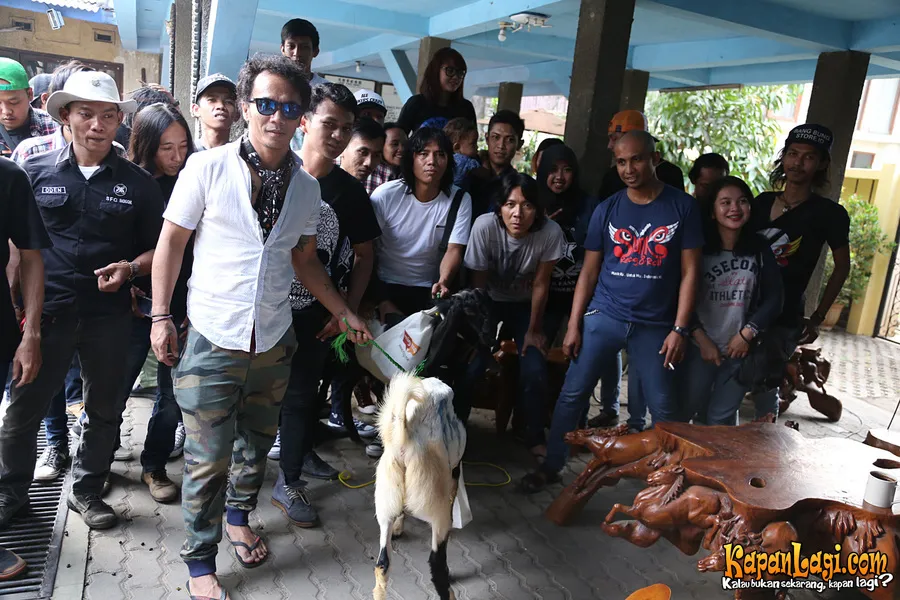 Slankers tunjukkan kepedulian dengan menyumbangkan kambing qurban. ©KapanLagi.com/Agus Apriyanto
