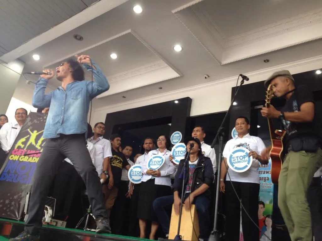 Tak hanya bersilaturahmi, Slank juga tampil secara akustik di kantor BNN © Mig.Me