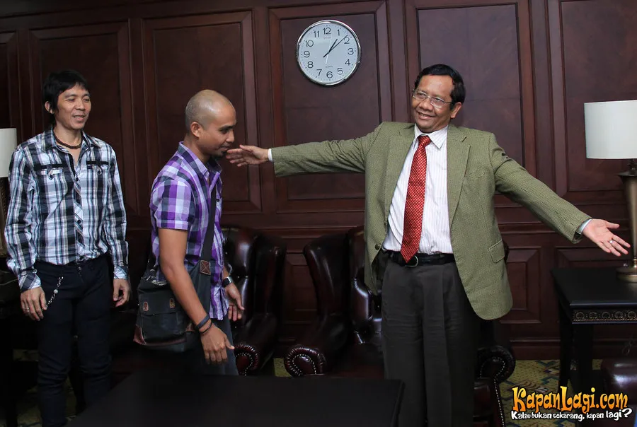 Slank disambut Mahfud MD di MK @foto: KapanLagi.com®/Agus