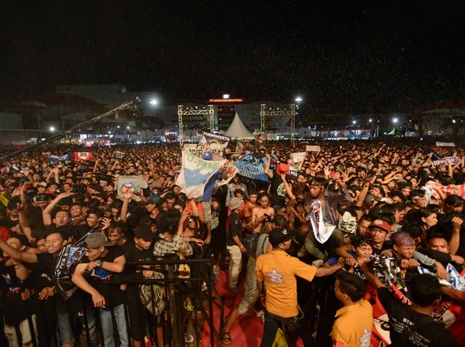 Kericuhan yang terjadi di antara penonton sempat membuat personil Slank geram. © KapanLagi.com/Bayu Herdianto