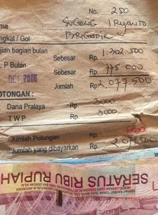 Slip gaji beserta isi yang masih utuh meski 11 tahun telah terlewati © Facebook.com/Sugeng Iryanto