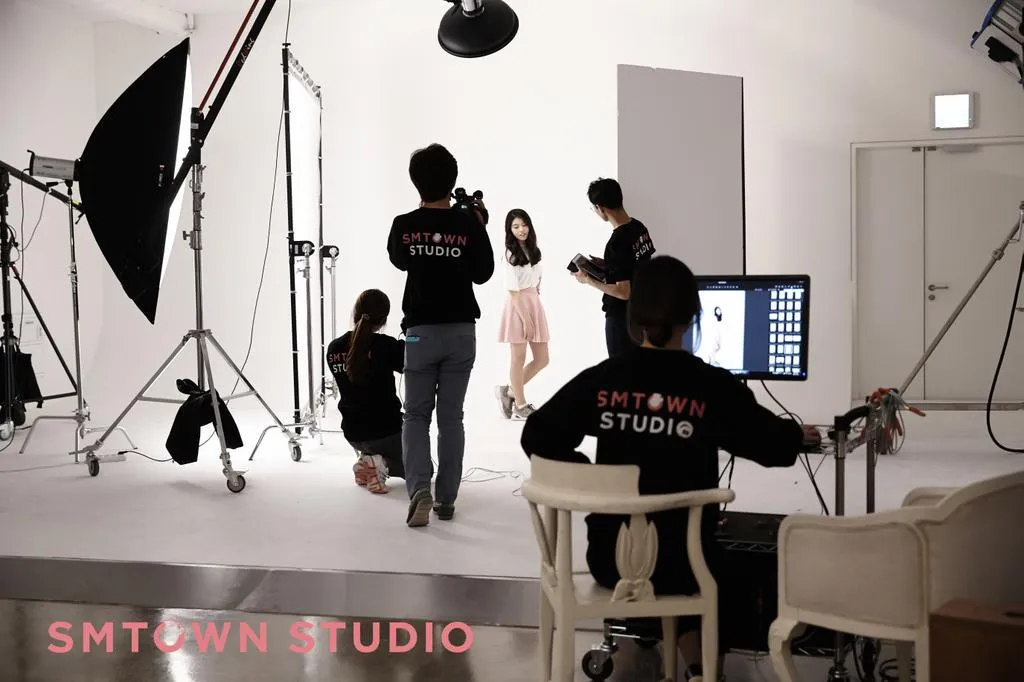 SM Studio juga menyediakan fasilitas pemotretan dan recording studio. ©Instiz