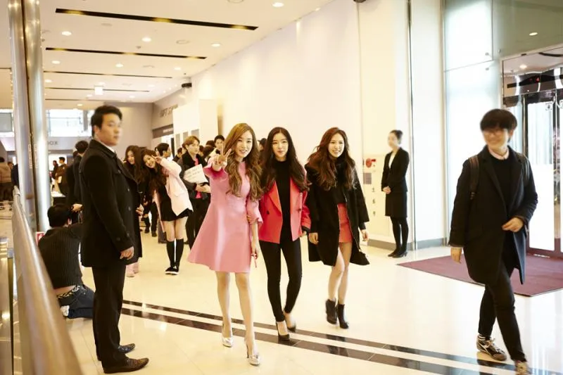 Deretan seleb SM Entertainment saat hadir di pembukaan SMTOWN Coex Artium. ©moonrok.com