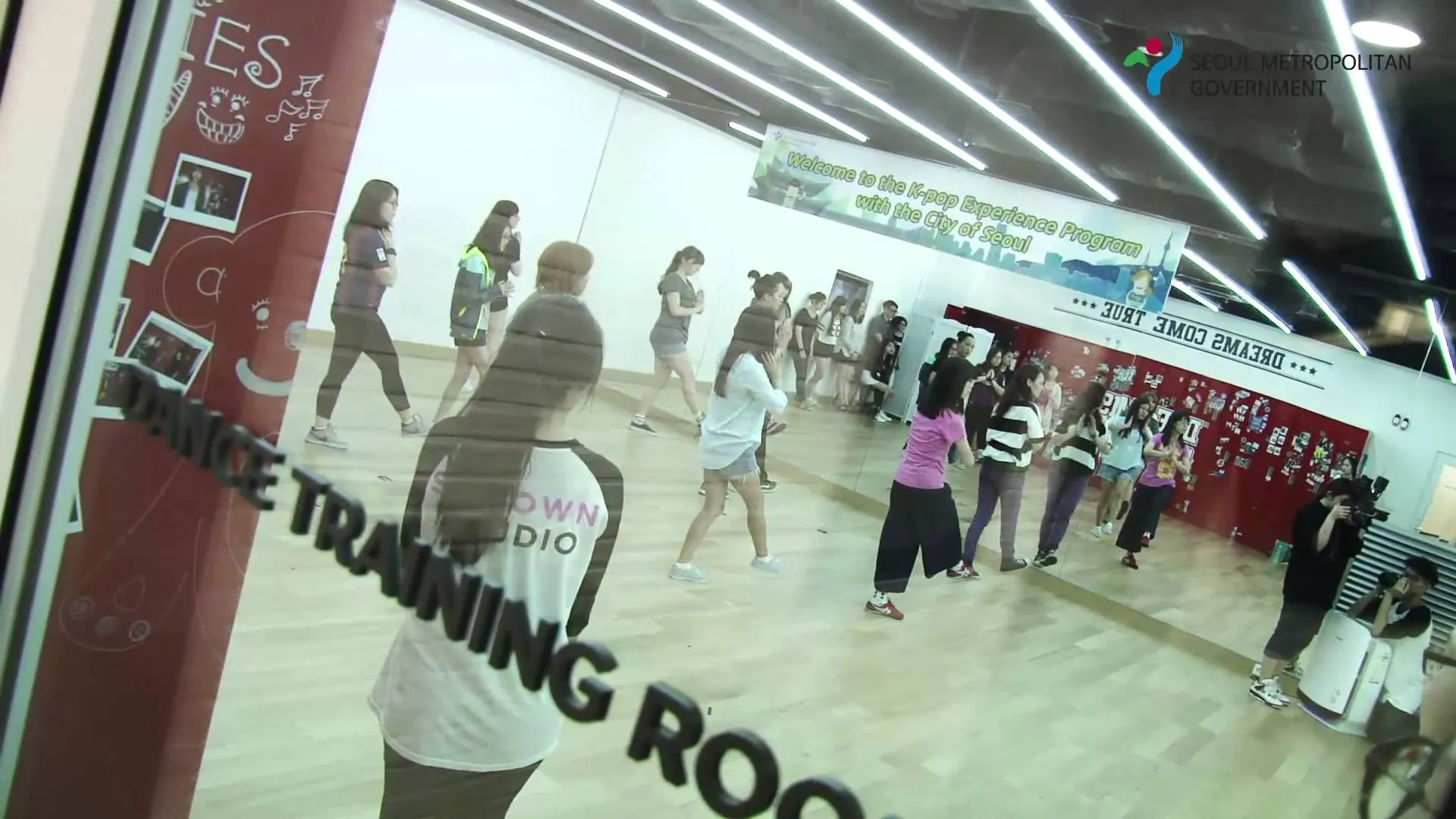 Fans merasakan pelatihan dance di SMTOWN Coex Artium. ©1080.plus