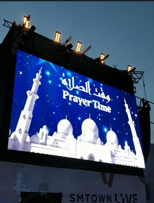 Konser SMTown berhenti sebentar untuk memberikan fans waktu buat salat © twitter.com/baekysoo