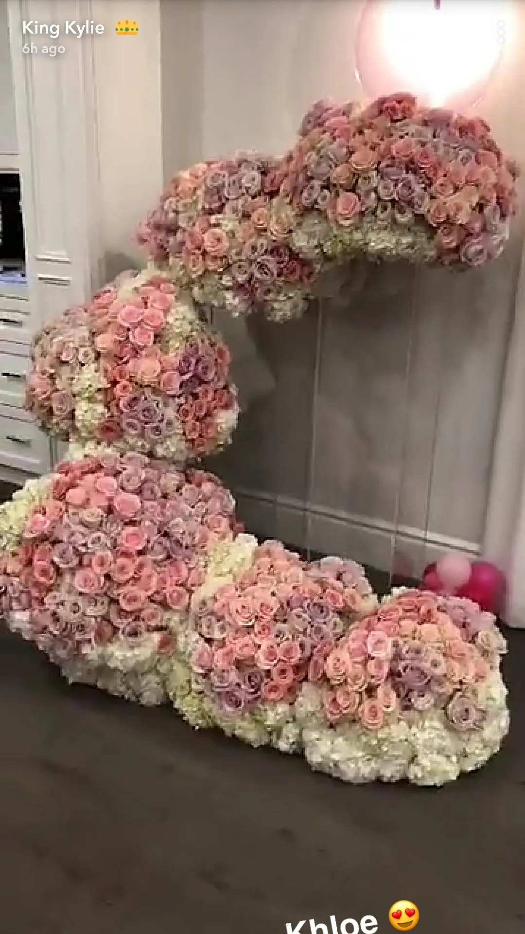 Hadiah dari Khloe, mungkinkah ini inisial nama bayi Kylie? © Kylie's Snapchat