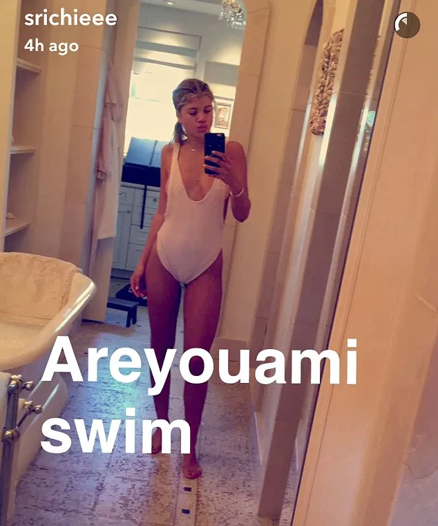 Lewat akun Snapchat miliknya, SOfia Richie mem-posting sebuah foto yang tampak mirip dengan gaya Kim Kardashian © snapchat/srichieee