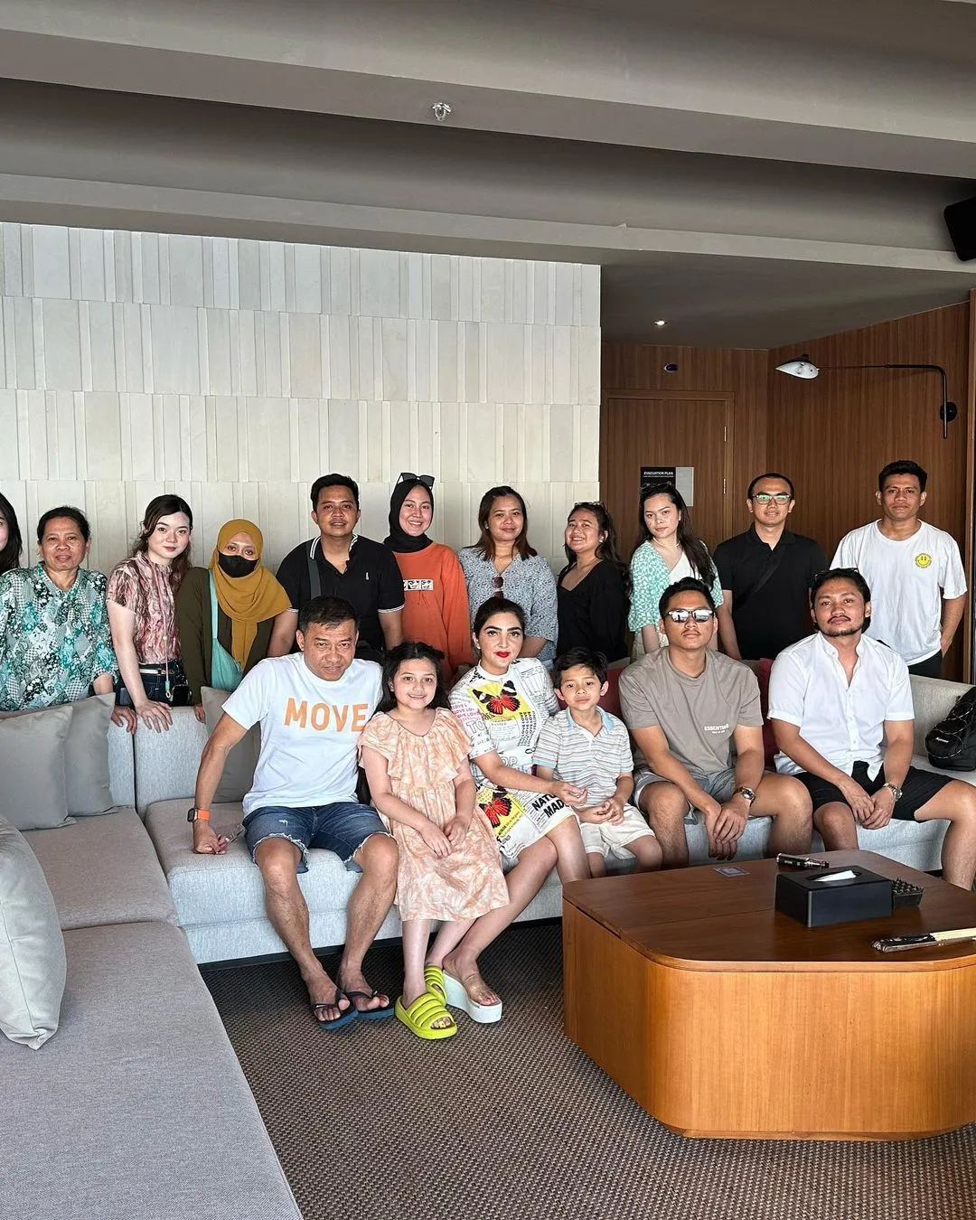 Keluarga Anang-Ashanty di hotel (Credit: Instagram/ashanty_ash)