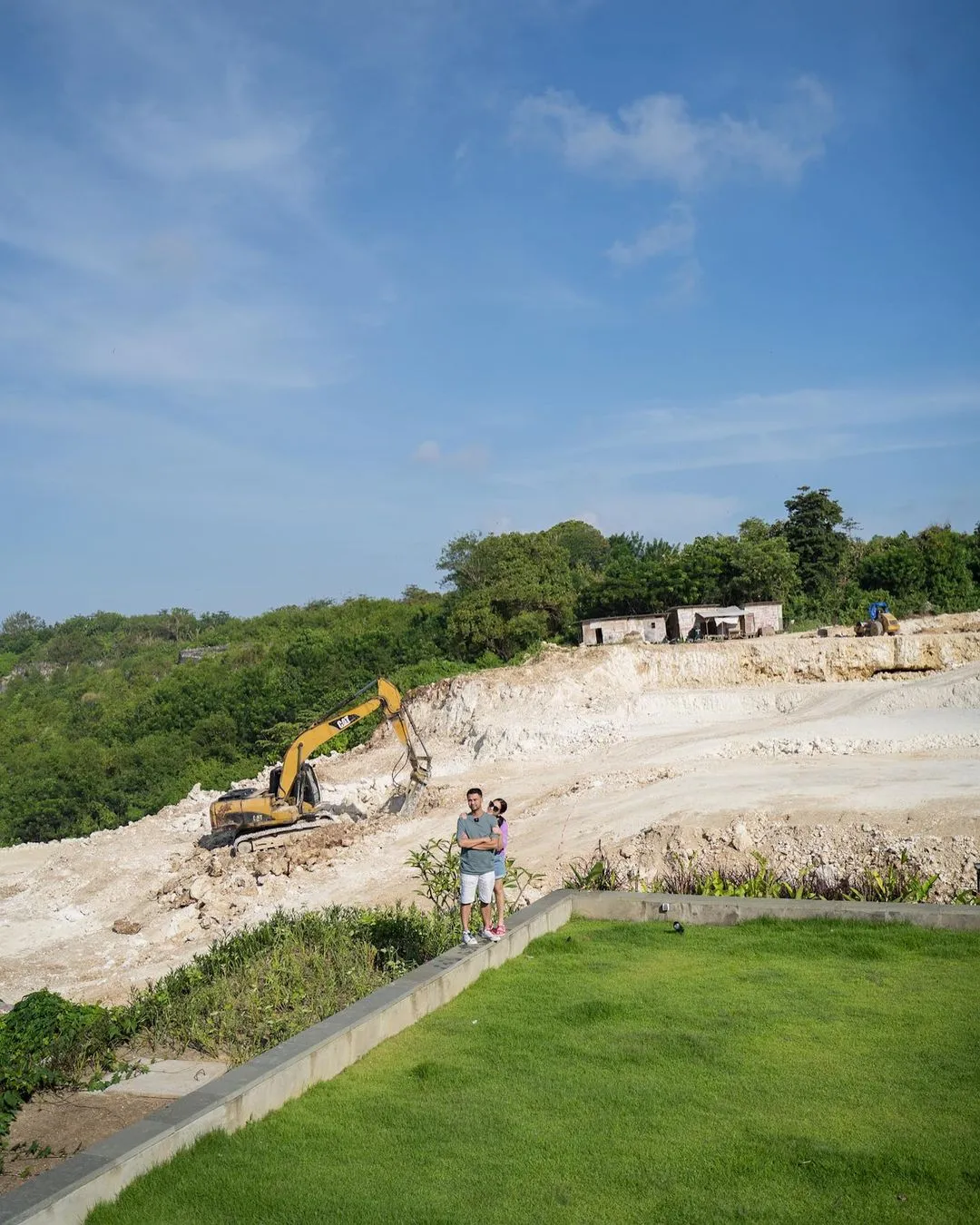 Raffi-Nagita di lokasi pembangunan Villa Private Rans (Credit: Instagram/raffinagita1717)