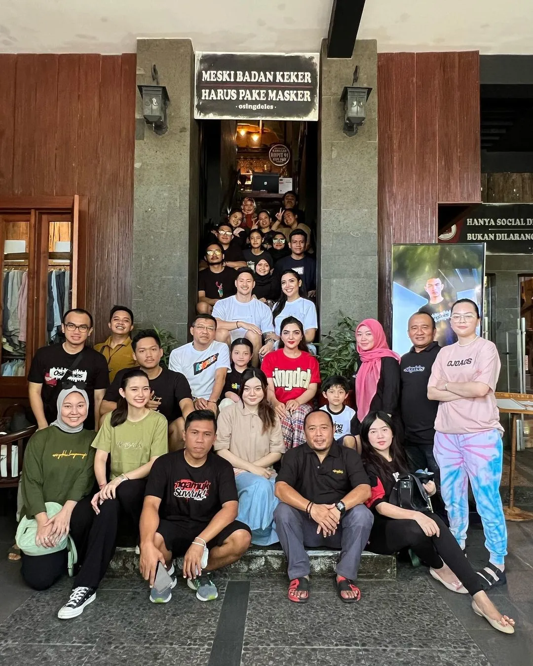 Foto bersama Anang-Ashanty dan team (Credit: Instagram/ashanty_ash)