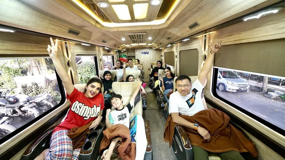 Anang-Ashanty sekeluarga dalam perjalanan (Credit: Instagram/ashanty_ash)