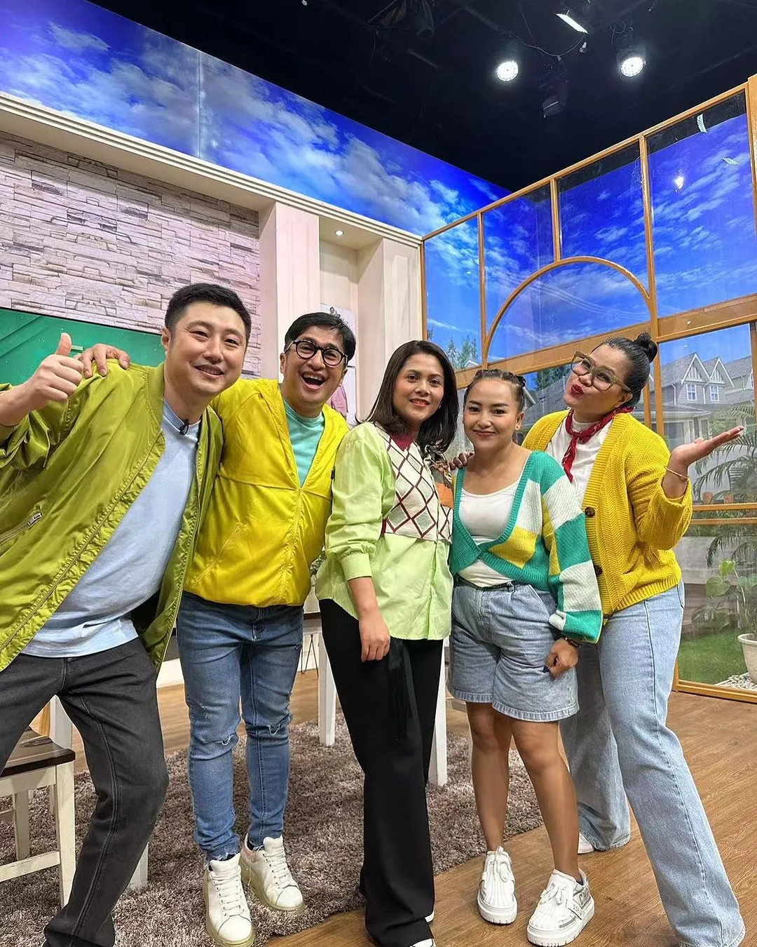 Potret Shanty di China saat diundang ke salah satu program TV Indonesia