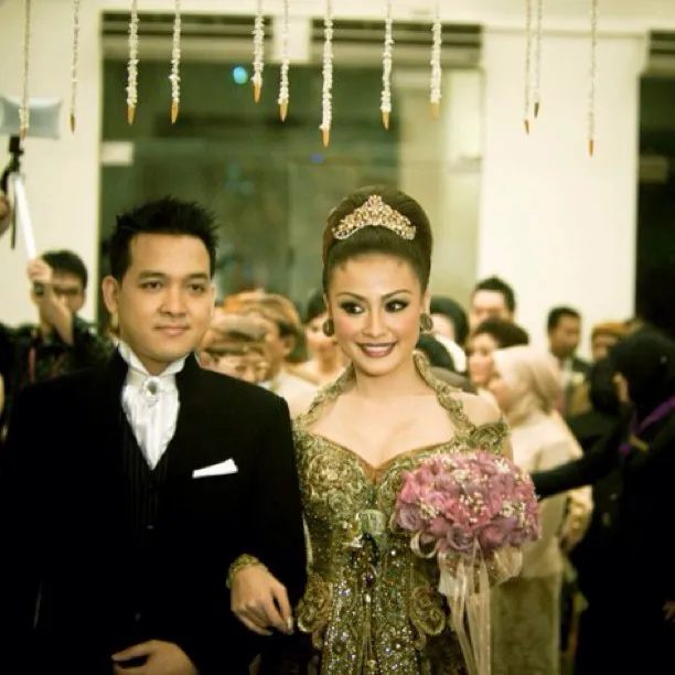 Potret Pernikahan Virnie Ismail dan Ferry Indrayudha (Credit: Instagram/ ipey)